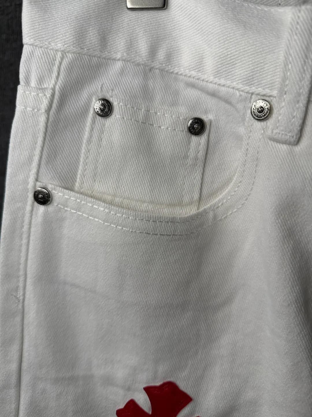 P230 💰 (Top version) Chrome Hearts/Chrome Hearts Classic white powder series colored leather cross washed color cloth unisex denim trousers Vibe style straight stacked god-level version Carbon fine bias denim color cloth Old vintage full set of hardware - Chrome Hearts white cow series The high version uses high-ounce customized fabrics, fermentation washing and soft color fixation, soft and thick to wear, the details are all made by hand-polished craftsmanship, all-over printed jacquard fabric Unique design style. Through multiple processes to create a full retro feel. Unique niche non-contrast shirt. Customized distressed spray-painted buttons. Craftsmanship in every detail. Color: white powder. Size: 28-30-32-34 (corresponding to S-M-L-XL)